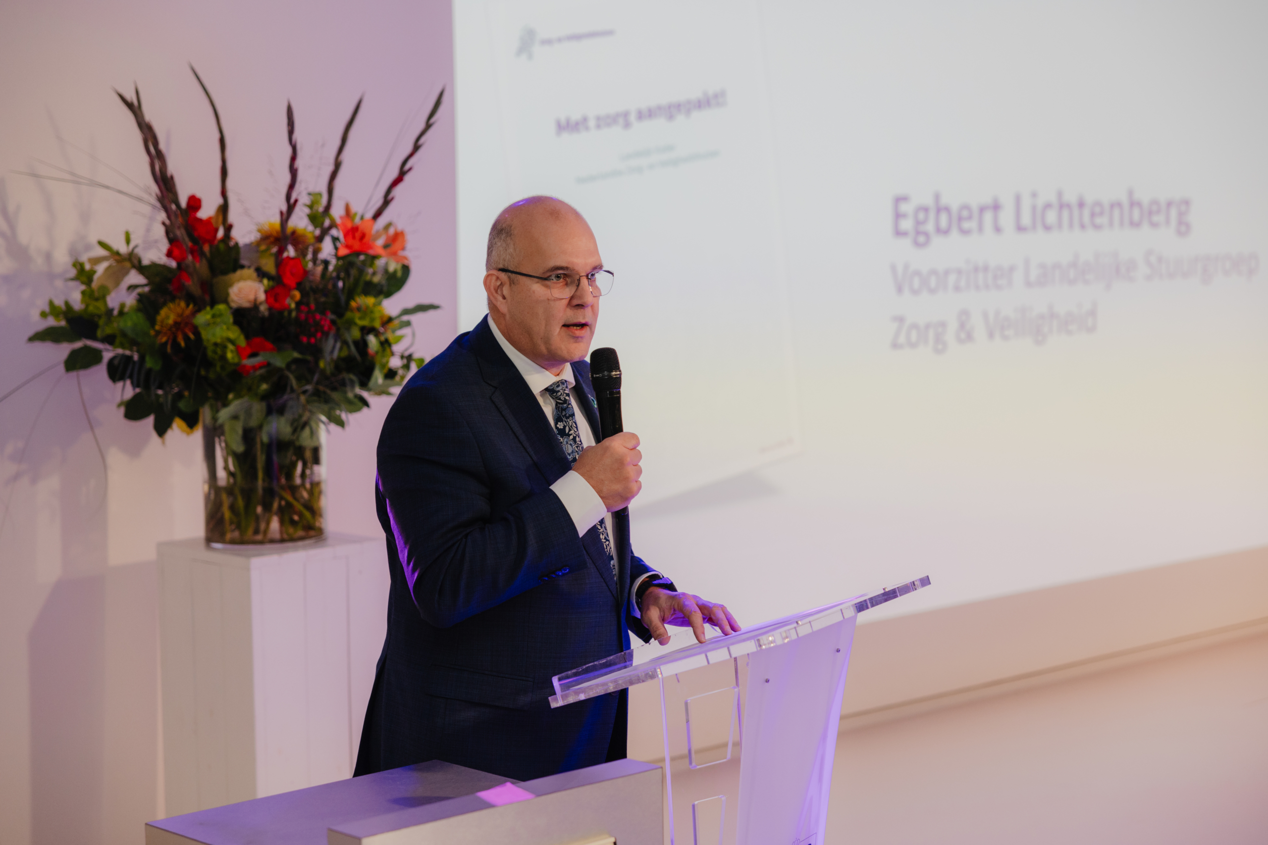 Egbert Lichtenberg (voorzitter Landelijke Stuurgroep Zorg en Veiligheid namens de VNG) spreekt op netwerkevent 2024 van Zorg- en Veiligheidshuizen.